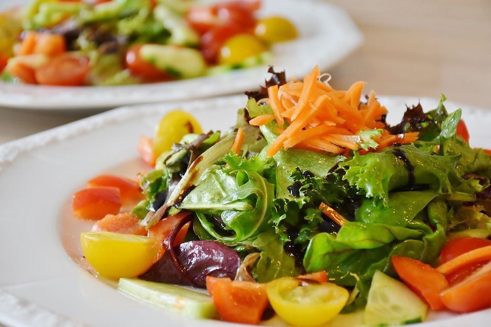Ilustrasi Salad Ayam ,  resep cemilan sehat