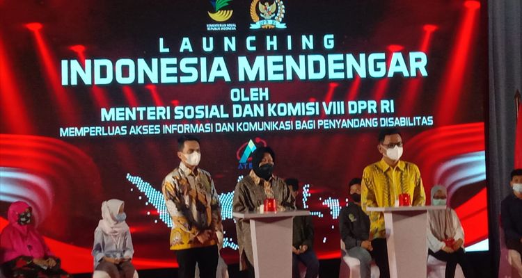 Mensos Risma didampingi Wakil Bupati Bandung Sahrul Gunawan saat rilis program Indonesia Mendengar untuk penyandang disabilitas di Kabupaten Bandung, Sabtu 8 Januari 2022