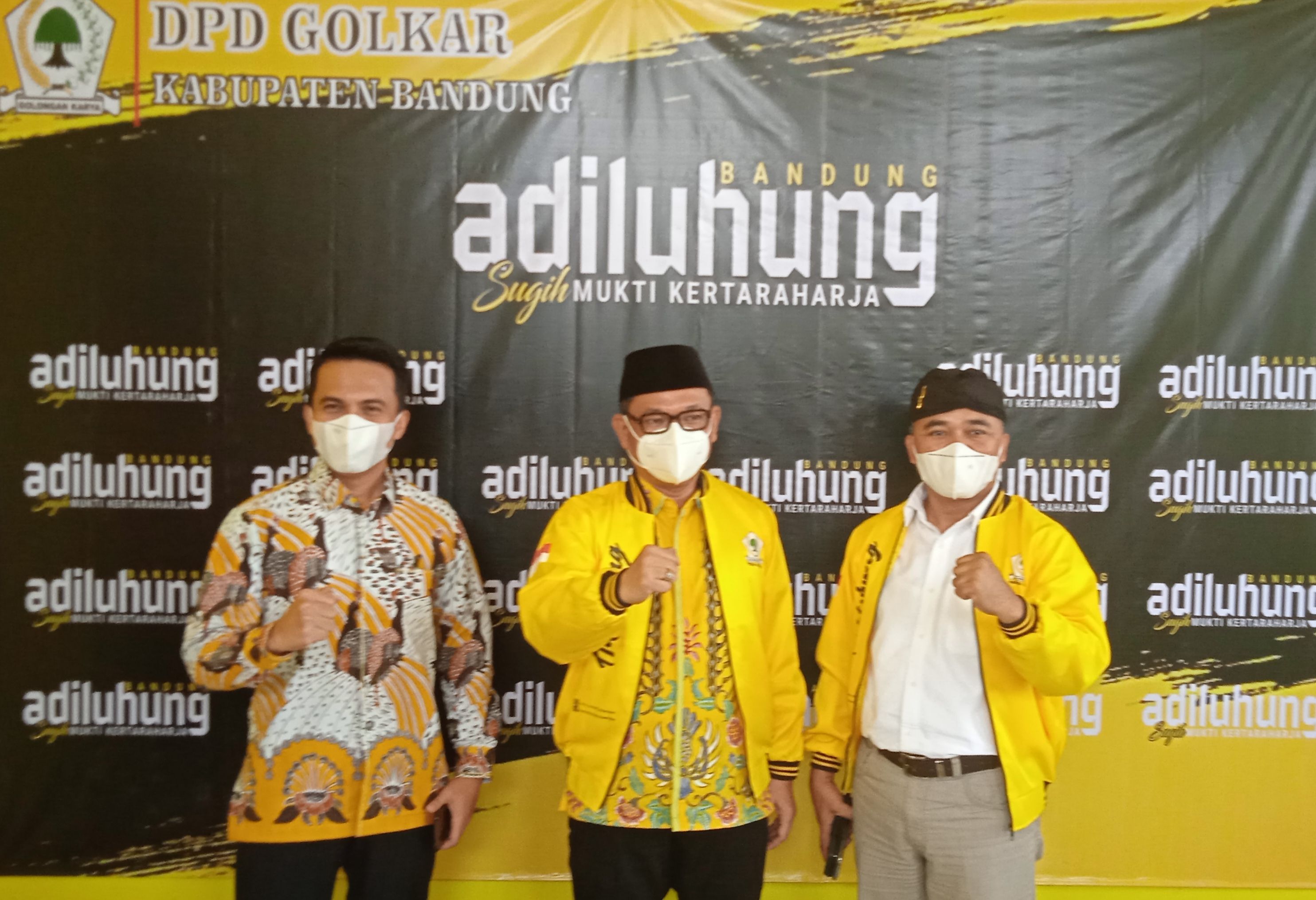Wakil Bupati Bandung, Sahrul Gunawan (kiri) berfoto bersama Plt. Ketua DPD Golkar Jabar, Ace Hasan Syadzily (tengah) dan Ketua DPD Golkar Kabupaten Bandung, Sugianto. 