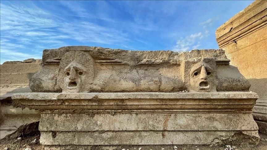 Relief topeng yang menggambarkan drama yang dimainkan di Kota Kuno Kastabala, yang berasal dari tahun 500 SM, digali di blok teater di Osmaniye, Turki