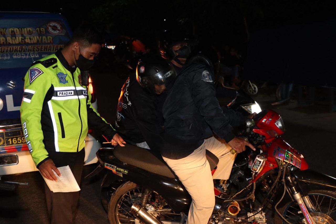 Polisi terpaksa menilang pengendara sepeda motor berknalpot brong