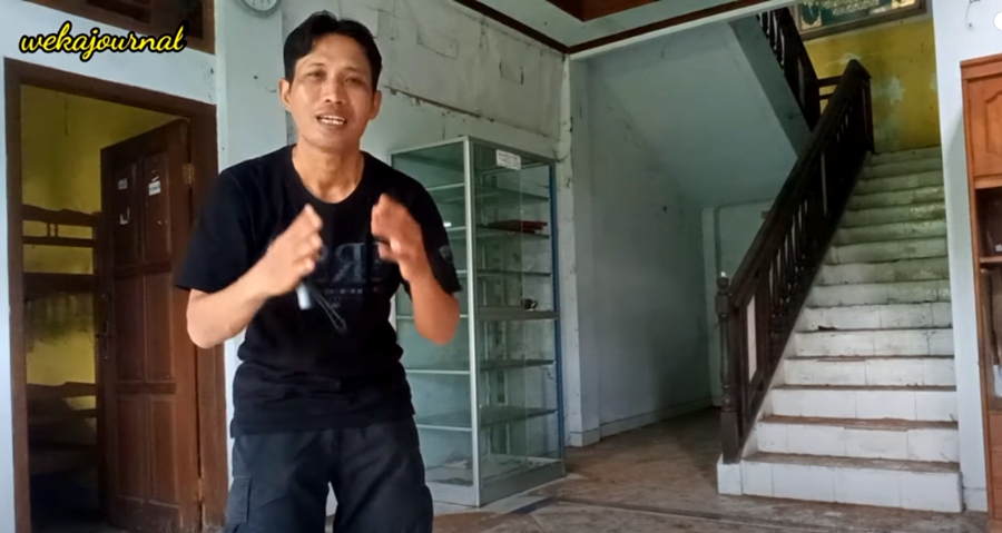YouTuber wekajournal menunjukan suasana sebuah bangunan bekas asrama fakultas kesehatan yang terbengkalai akibat gangguan jin, di Kabupaten Kuningan, Jawa Barat.