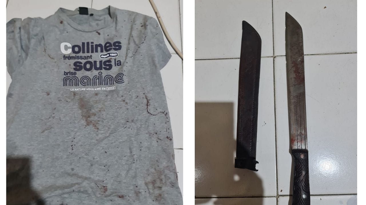 Barang bukti baju milik korban pembacokan dan sebilah pisau beserta sarung milik pelaku tersangka pembacokan warga di Surabaya, Jawa Timur