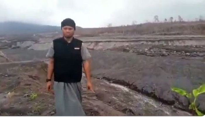 Orang dalam video yang melakukan pembuangan sesajen di Pronojiwo, Sumbersari, Lumajang, Jawa Timur yang dishare netizen
