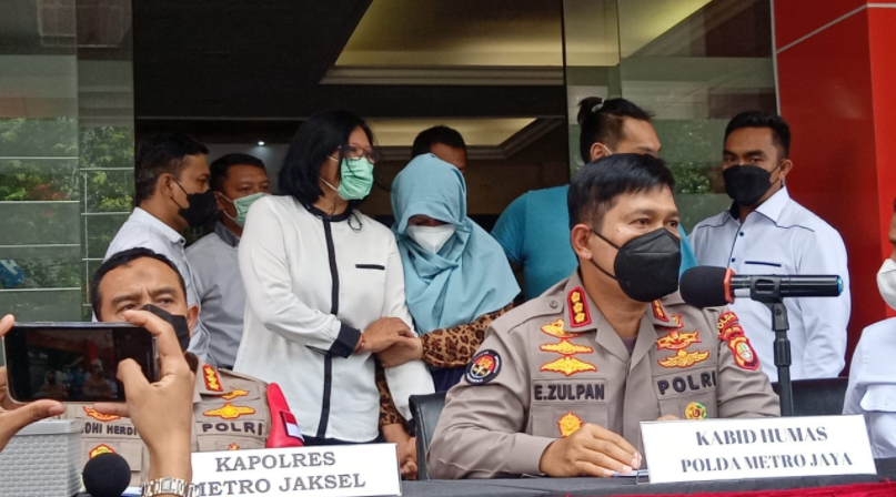 Kabid Humas Polda Metro Jaya Kombes Pol Endra Zulpan beri keterangan soal kasus narkoba Velline Chu.