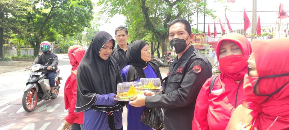 PDI-Perjuangan Kota Bandung membagikan tumpeng kepada warga di Kawasan Jalan Pacuan Kuda, Kota Bandung, Senin, 10 Januari 2022./Rio Ryzki Batee/Galamedia