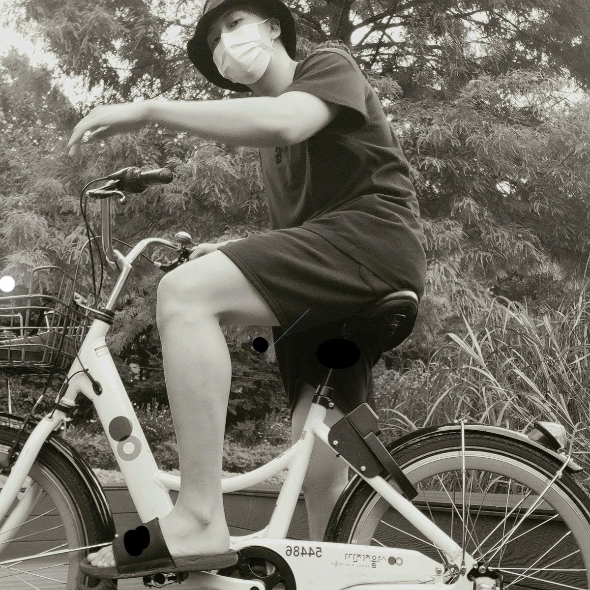 RM BTS berfoto dengan sepedanya