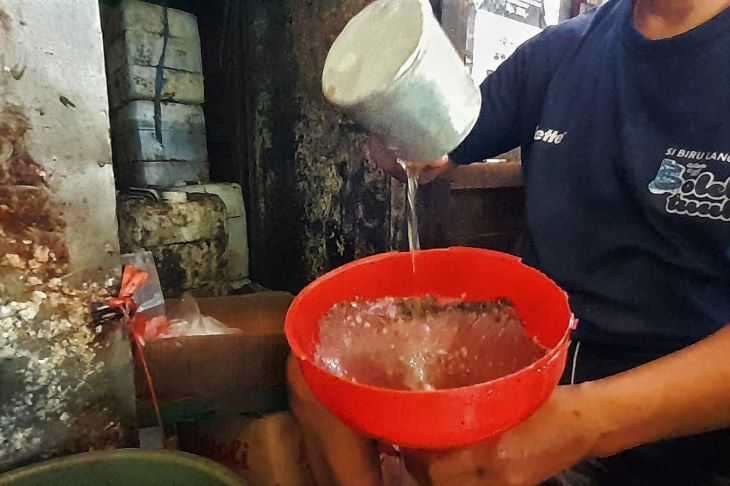 Pedagang mengemas minyak goreng curah atau eceran  dengan tetap  bertahan menjual seharga Rp30.000 per liter.
