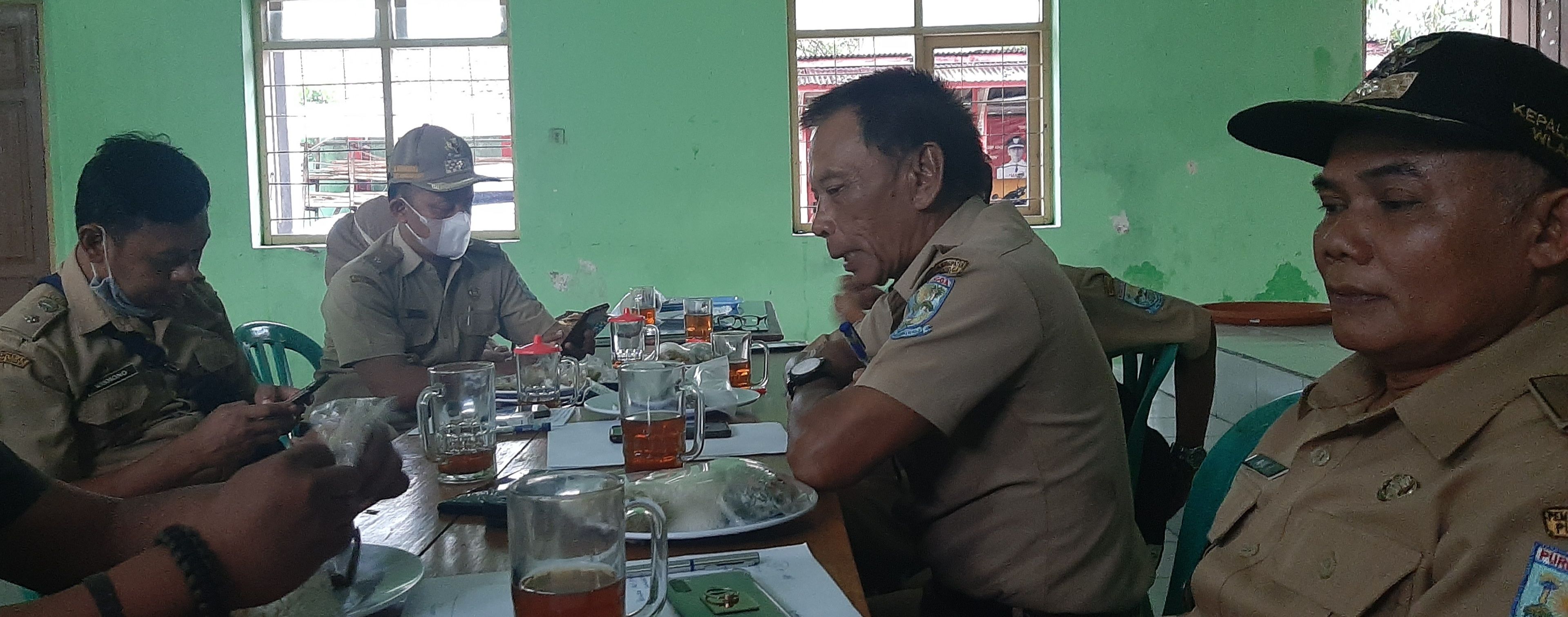 Sejumlah Kades di Kecamatan Rembang Purbalingga melakukan diskusi di Aula Desa Losari munculnya polemik penyaluran BPNT, Senin 10 Januari 2022.