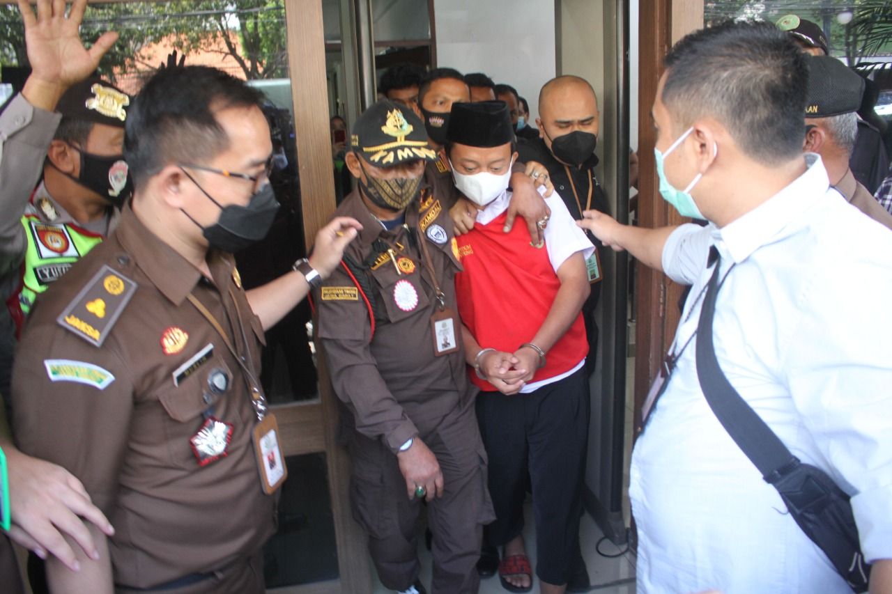 Terdakwa Herry Wirawan dijaga petugas Kejati Jabar usai mengikuti sidang agenda tuntutan di PN Bandung, Selasa, 11 Januari 2022. Herry dituntut hukuman mati