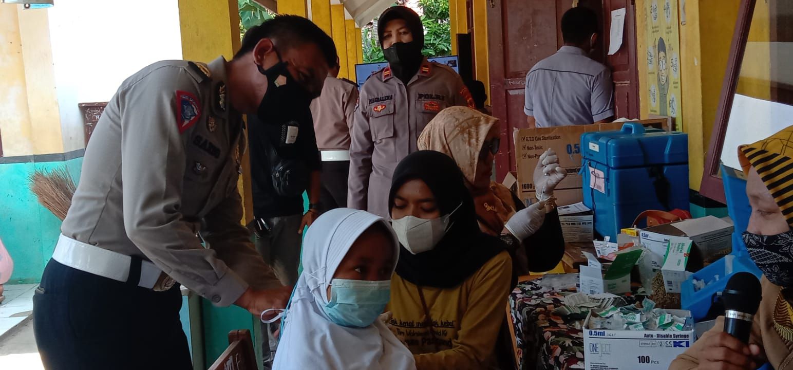 Pelaksanaan vaksinasi anak di SDN 2 Babakan Pangandaran, Selasa 11 Januari 2022.