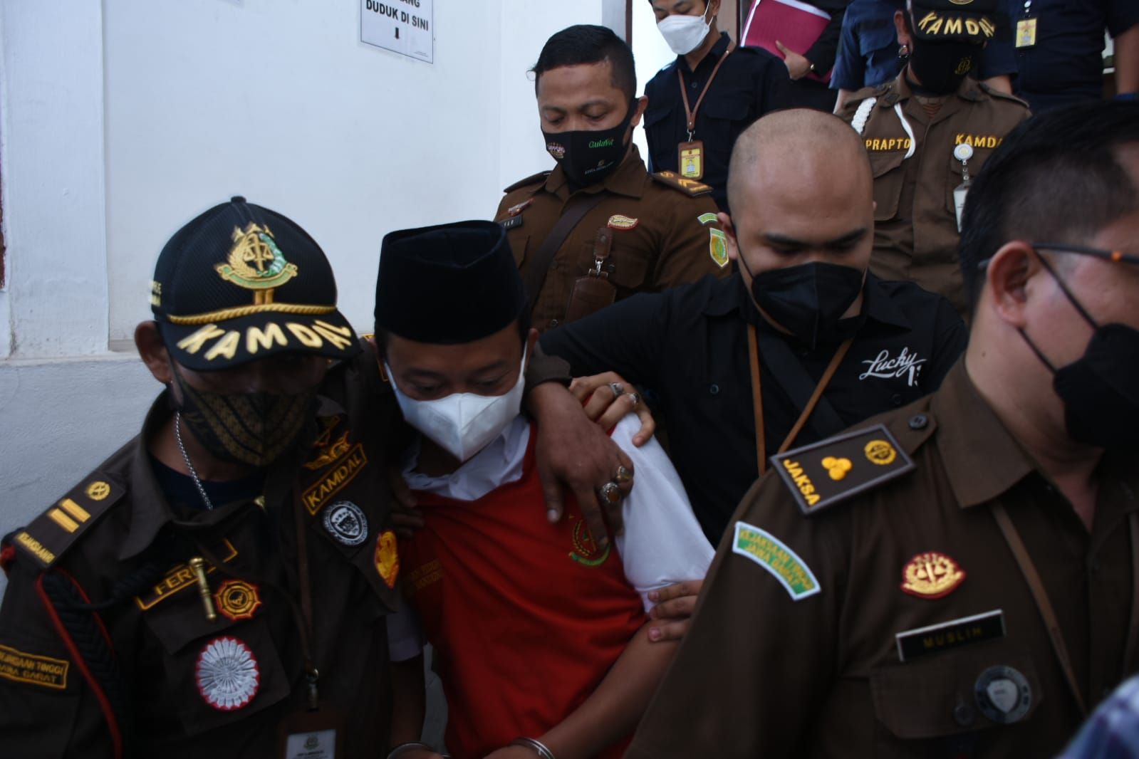 Herry Wirawan terdakwa yang dituntut hukuman mati dan kebiri kimia dijaga super ketat dan langsung dibawa ke luar ruang sidang pada Selasa 11 Januari 2022