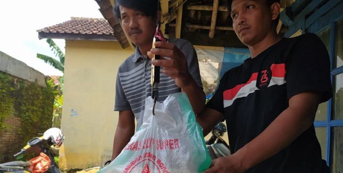 Salah seorang warga penerima beras BPNT di Lingkungan Citapen, Kelurahan Kertasari, Kecamatan Ciamis, Kabupaten Ciamis, menunjukkan beras kualitas jelek yang ia terima.*