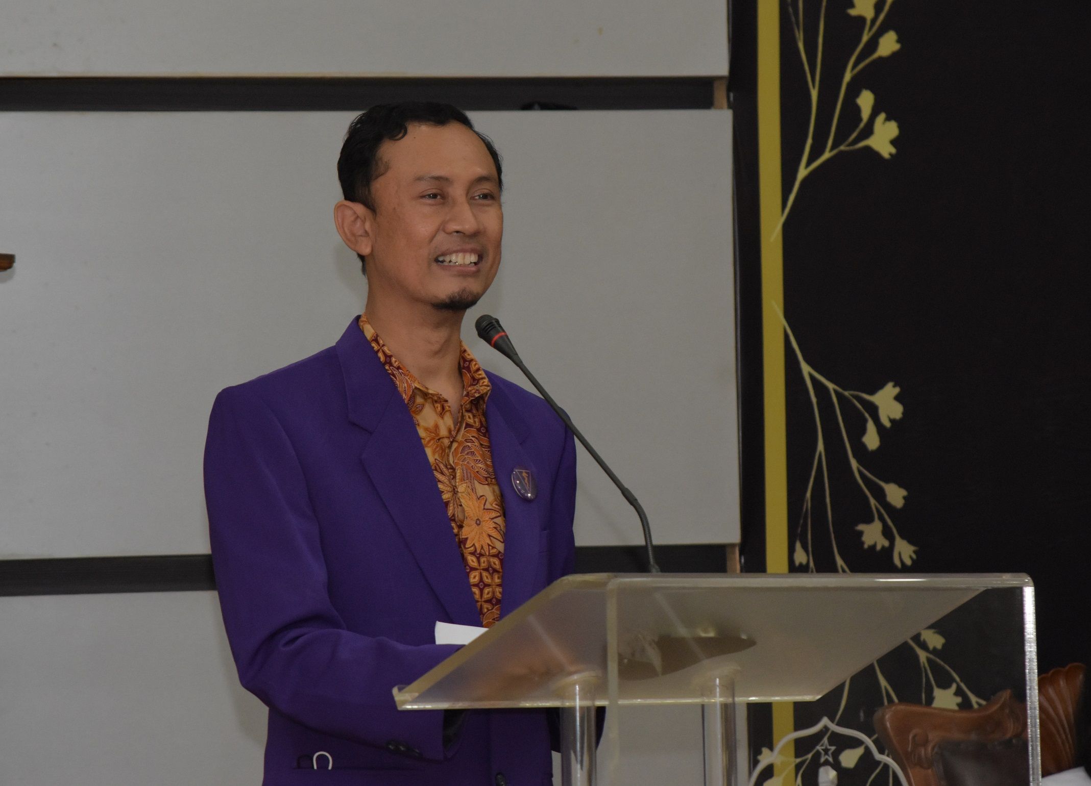 Ketua PDGI Cabang Banyumas drg Ibnu Fajar  dalam Sumpah Profesi Dokter Gigi Periode XXVI FK Unsoed, Selasa (11/1/22). / Daus