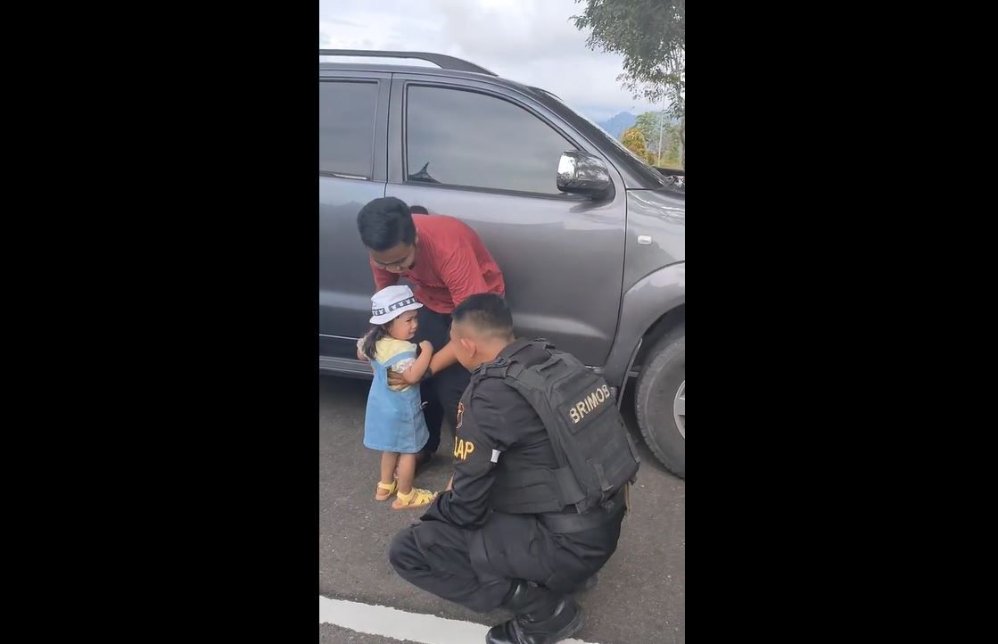 Momen Nyesek Seorang Ayah Tak Dikenali Anaknya dan Menangis saat Digendong, Ternyata Alasannya Bikin Bangga   