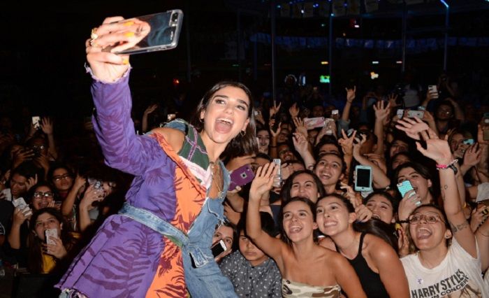 Tiket meet-and-greet one-on-one Dua Lipa tidak murah.*  