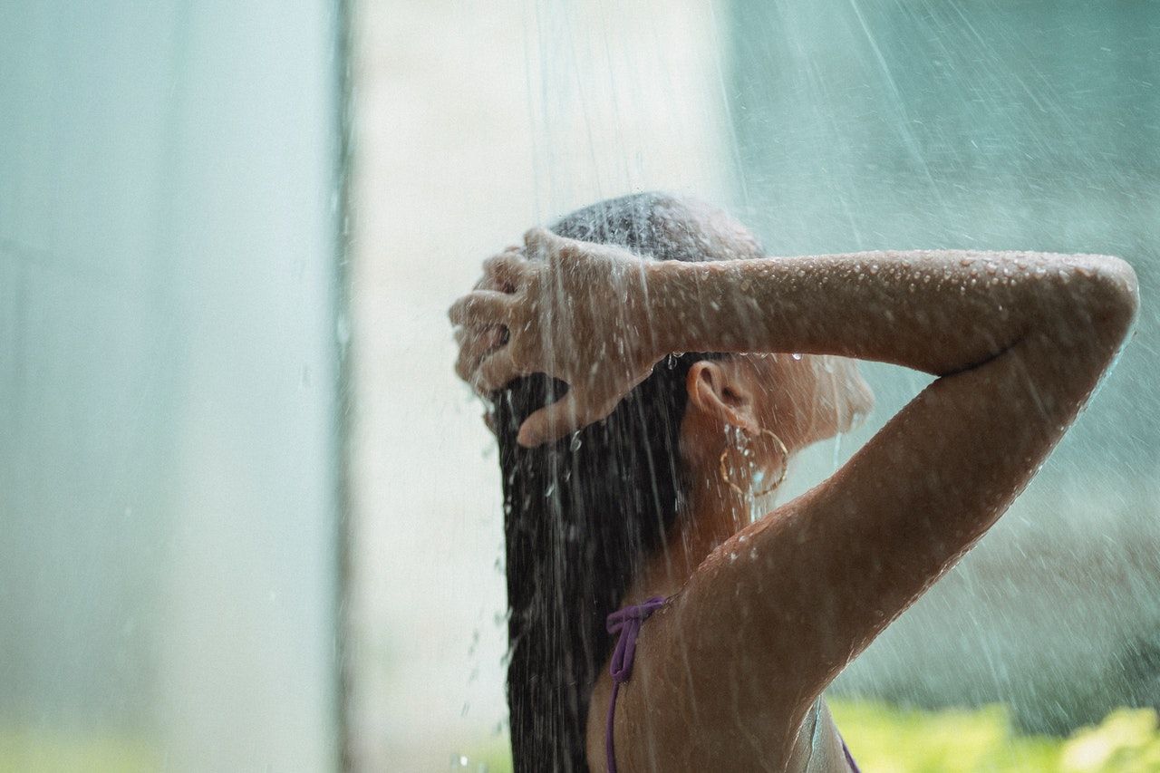 Ilustrasi orang sedang mandi, bagian dari bersih diri/ Pexels 