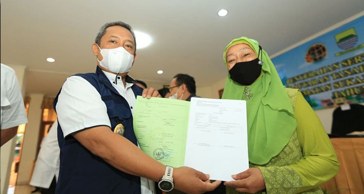 Plt. Wali Kota Bandung, Yana Mulyana secara simbolik menyerahkan sertifikat tanah untuk warga Sukajadi, Kota Bandung, Rabu 12 Januari 2022