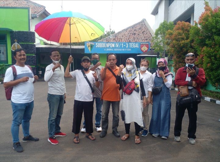 Warga yang tergabung dalam P2KAT mendatangi kantor Subdenpom IV/1-3 jalan Jenderal Sudirman Nomor 9 Tegal untuk memberikan dukungan moral terhadap anggota Subdenpom Teguh yang kabarnya mendapatkan SP3, Rabu, 12 Januari 2022.