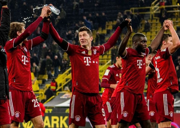 Para pemain Bayern Muenchen melakukan selebrasi usai meraih juara Bundesliga
