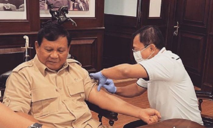 Menteri Pertahanan (Menhan) Prabowo Subianto menerima suntikan booster vaksin Nusantara dari penemunya, dokter Terawan Agus Putranto.