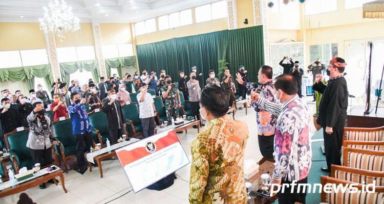 Suasana dialog kebangsaan yang digelar Pemerintah Kabupaten Bandung dengan BNPT bersama Forkopimda, Tokoh Masyarakat dan Tokoh Agama dalam rangka Pencegahan Paham Radikal Terorisme. Bertempat di Rumah Dinas Bupati Bandung, Soreang, Kabupaten Bandung, Kamis 13 Januari 2022.