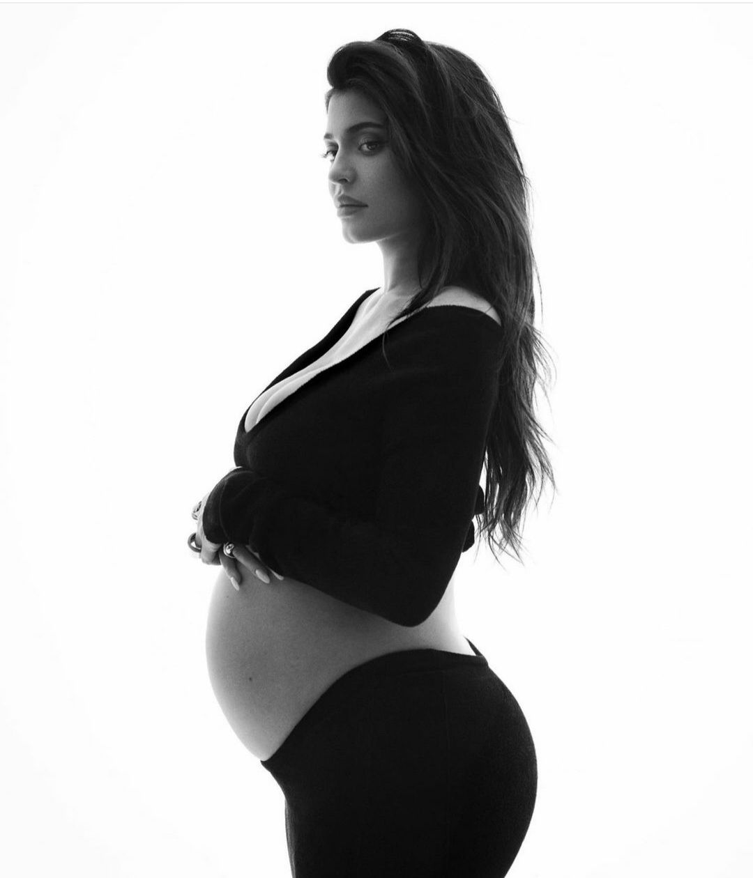 Foto hitam-putih Kylie dengan perut yang membesar, Kylie menulis: Saat 2022 mendekat, saya telah merenungkan tahun lalu. 