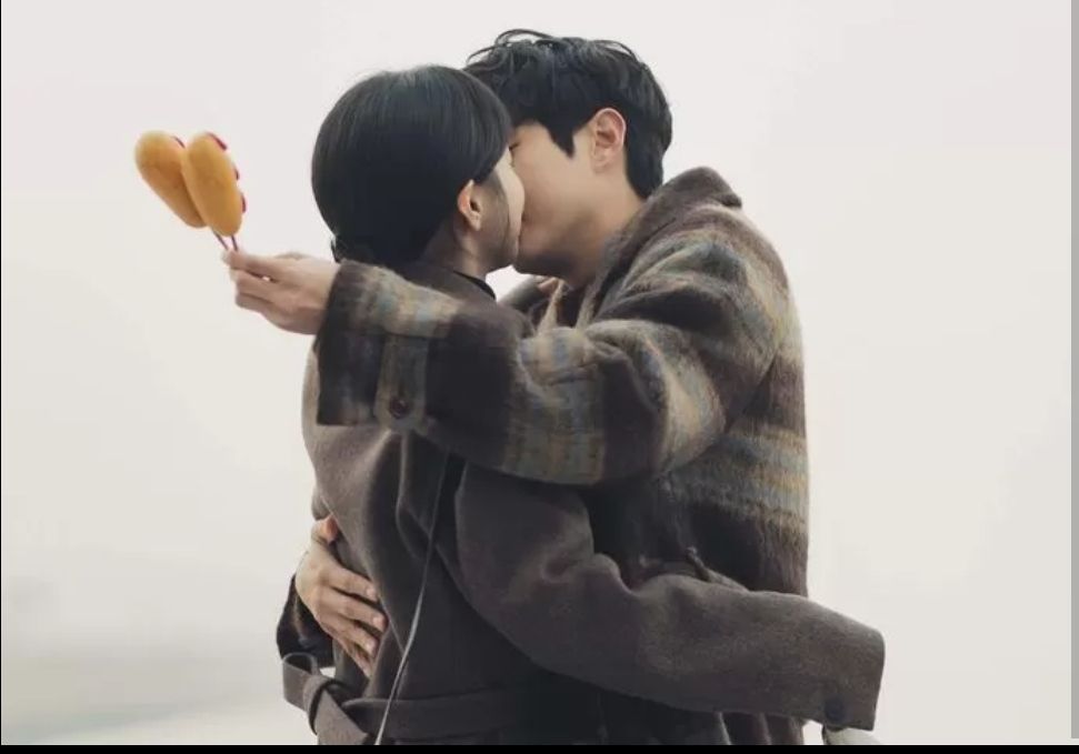 Ciuman Hot Dog Kim Da Min dan Choi Woo Shik di Our Beloved Summer