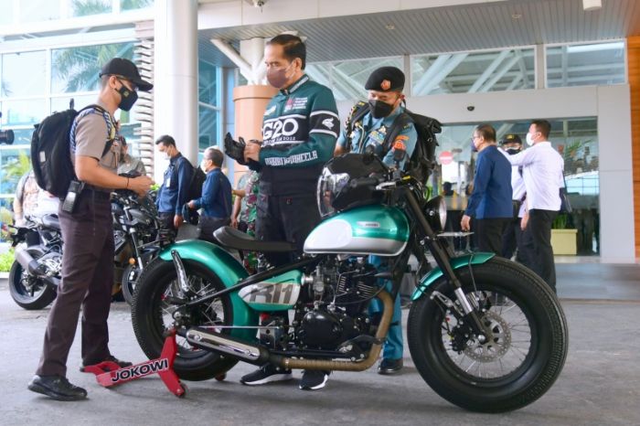Gunakan MotoGP serta jaket bertulis G20 presiden Jokowi jajal sirkut Mandalika
