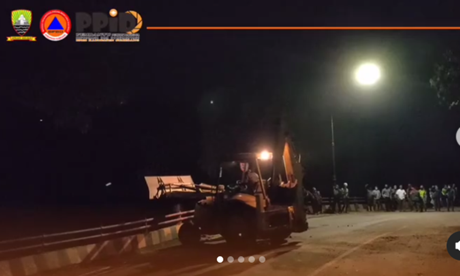 Aktivitas pembersihan jalan di Cadas Pangeran, Sumedang pada Rabu, 12 Januari 2022 malam, setelah longsor sore hari.