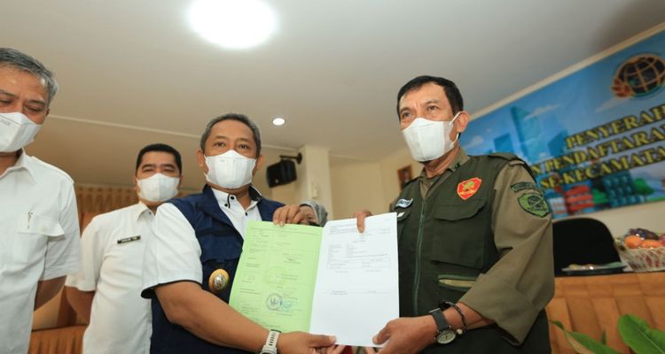Warga Kecamatan Cidadap, Kota Bandung secara simbolik menerima sertifikat tanah dari Plt Wali Kota Bandung, Yana Mulyana, Kamis 13 Januari 2022