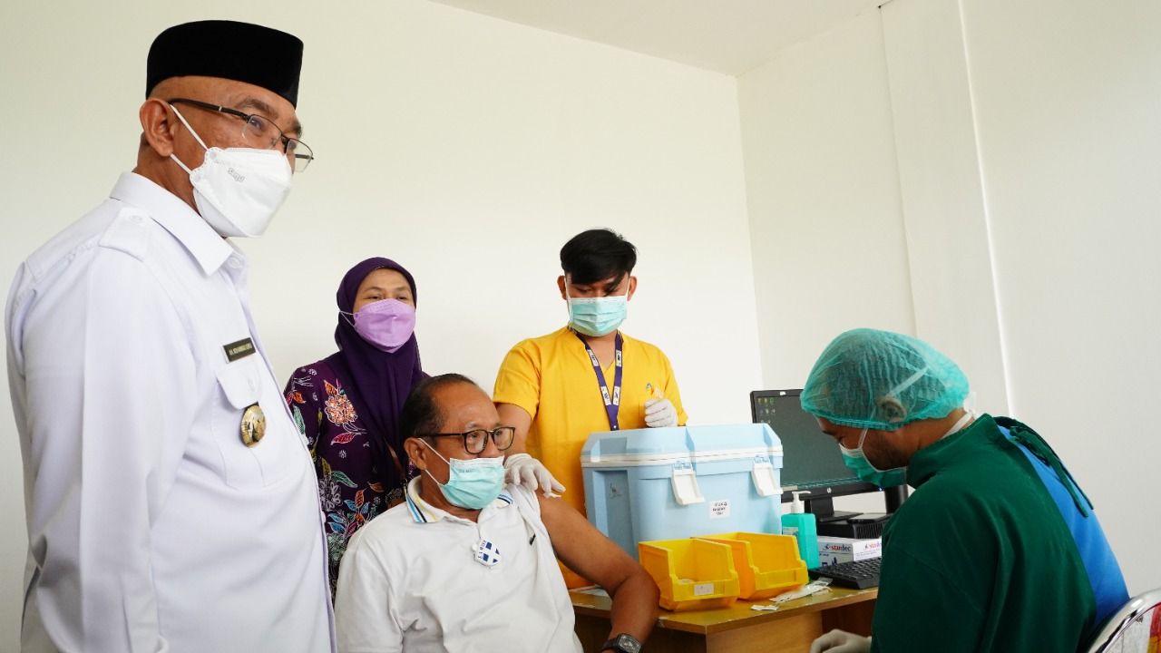 Wali Kota Depok Mohammad Idris, meresmikan program vaksinasi booster untuk kelompok rentan dan lansia melalui Sentra Vaksinasi RSUI - Yayasan Wings Peduli.