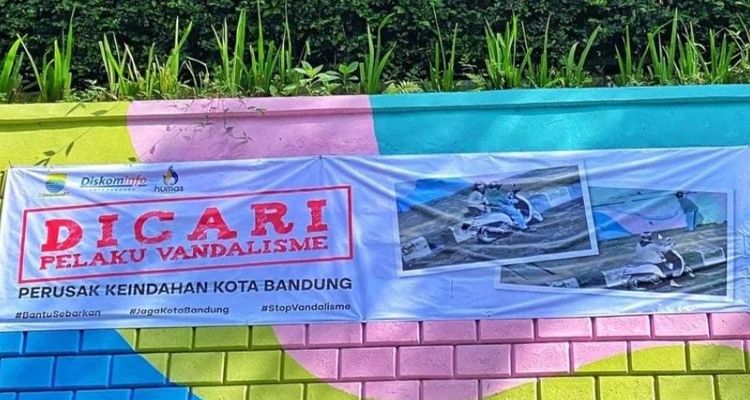 Spanduk buron pelaku vandalisme tembok mural di Jalan Siliwangi, Kota Bandung, Kamis 13 Januari 2022