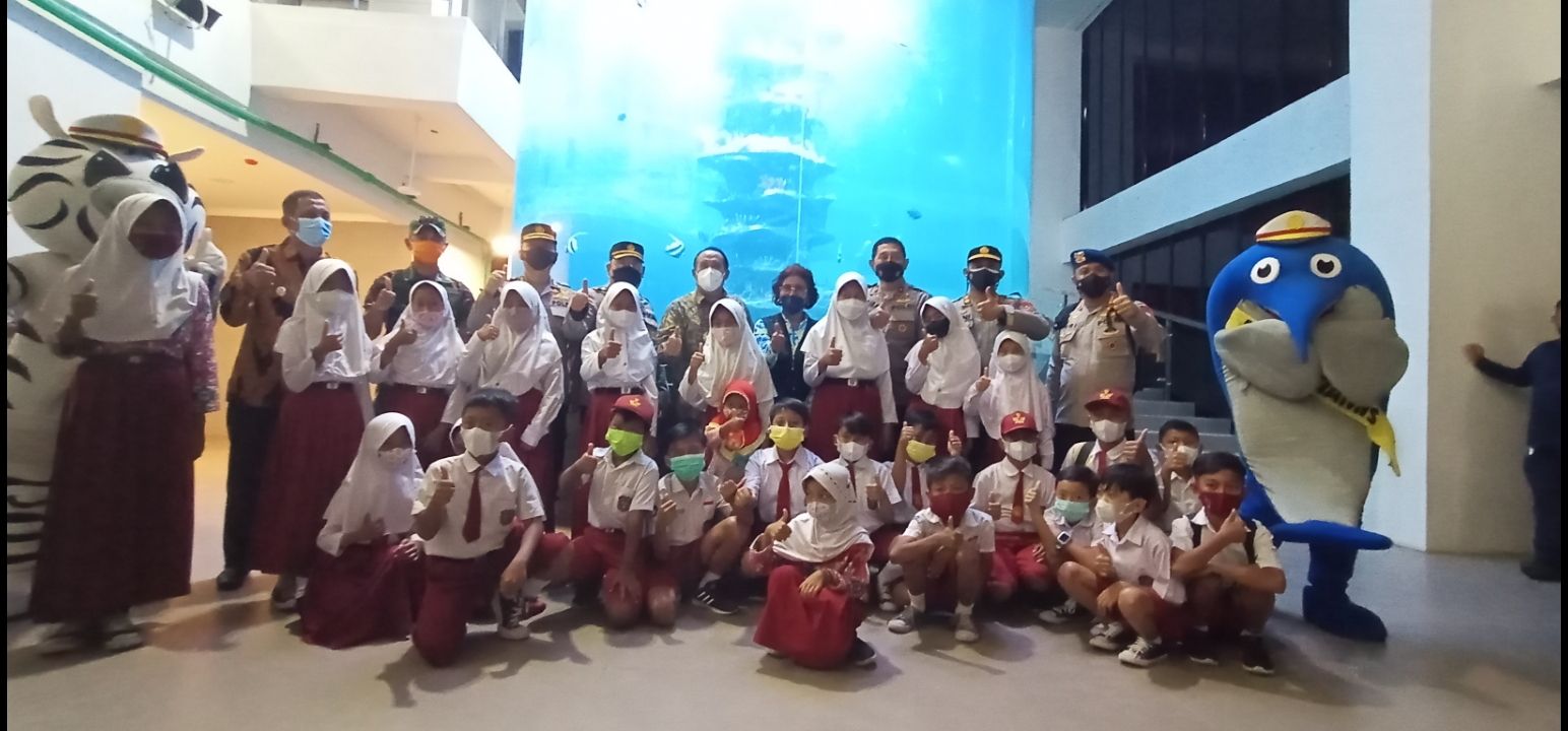 Wakapolda Jabar foto bersama peserta vaksinasi anak di depan aquarium di Piamari Pangandaran, Kamis 13 Januari 2022.
