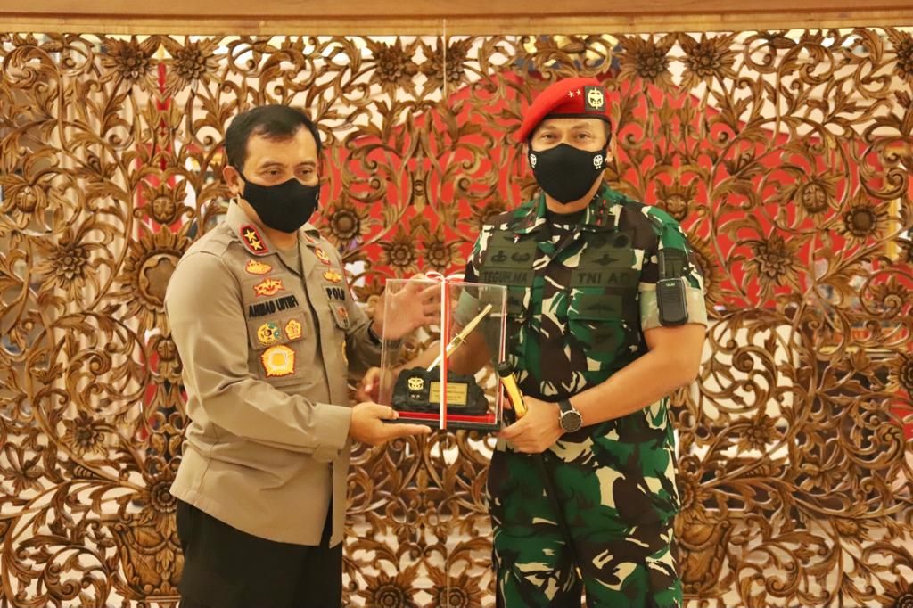 Komandan Jenderal Komando Pasukan Khusus (Danjen Kopassus) Mayjen TNI Teguh Muji Angkasa mengunjungi Mapolda Jawa Tenga