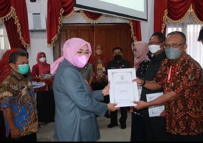 Bupati Grobogan Sri Sumarni, menyerahkan Dokumen Pelaksanaan Anggaran (DPA) Satuan Kerja Perangkat Daerah (DPA-SKPD) Kabupaten Grobogan 