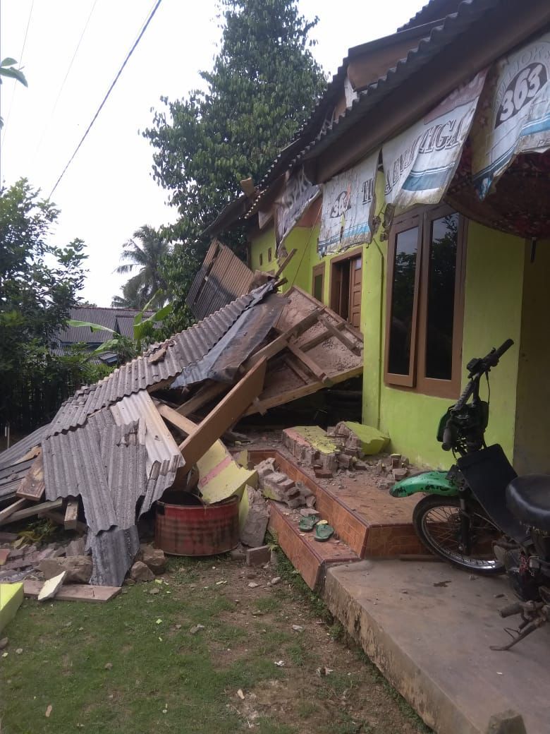 Potret kerusakan rumah akibat gempa bumi.