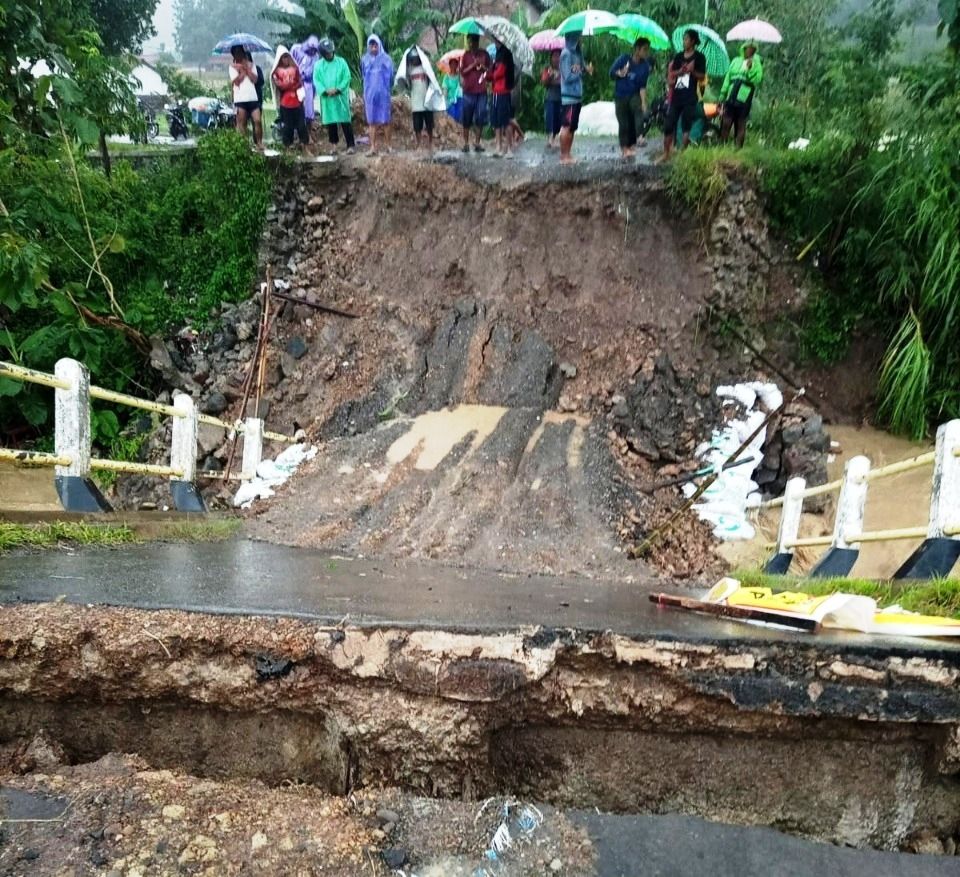 Jembatan ambrol di Desa Kamal, Larangan, Brebes