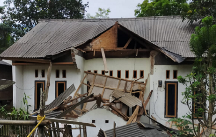 Potret rumah penduduk yang rusak akibat gempa bumi pada Jumat, 14 Januari 2022.