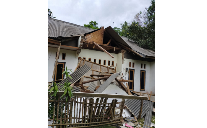Teras rumah penduduk yang hancur akibar gempa Banten.