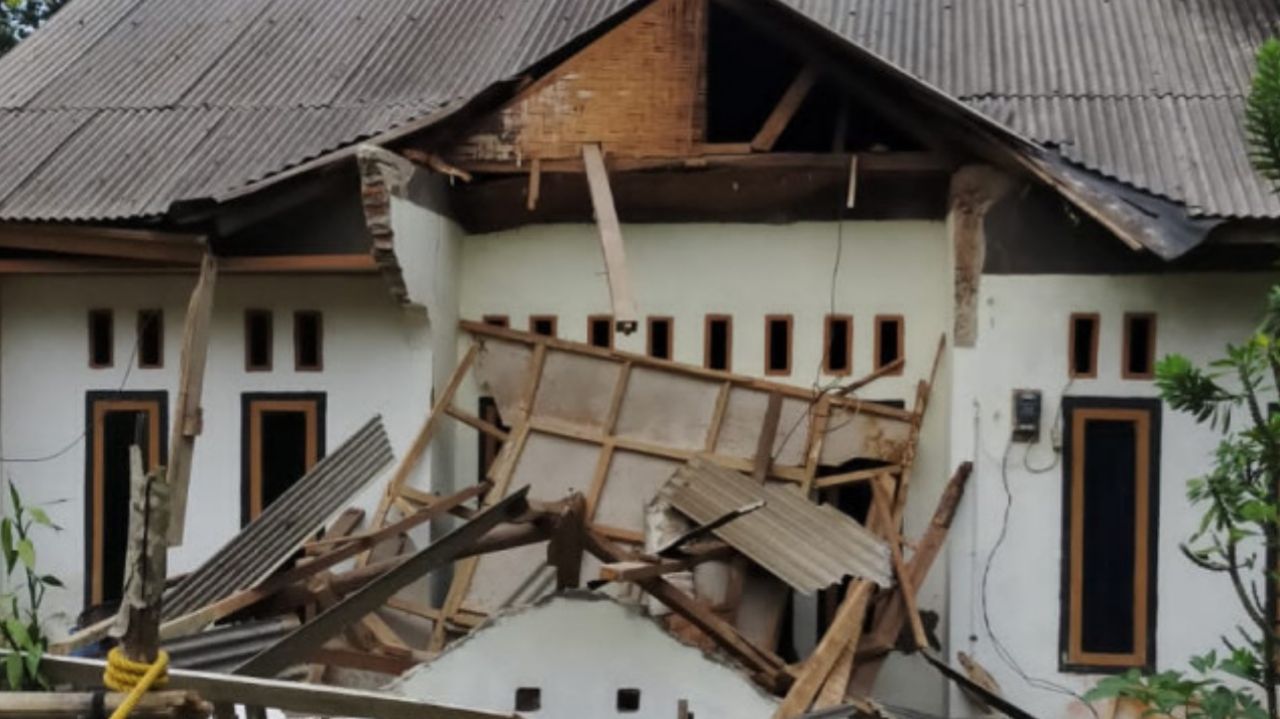 Kondisi salah satu rumah warga di Kabupaten Pandeglang Banten akibat dampak gempa Banten Magnitudo 6,7 .