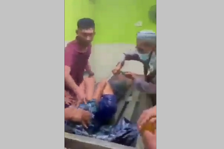 Seorang pemuda pencuri tabung (kotak) amal masjid, seolah dihukum dengan dimandikan layaknya calon mayat oleh jemaat masjid di Kuala Lumpur, Malaysia  (11/01/2022).