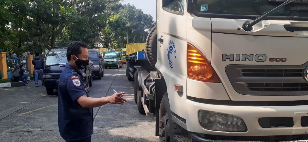 Seorang petugas sedang melakukan uji kir di gedung UPTD PKB Kota Cimahi Jalan Baros, belum lama ini