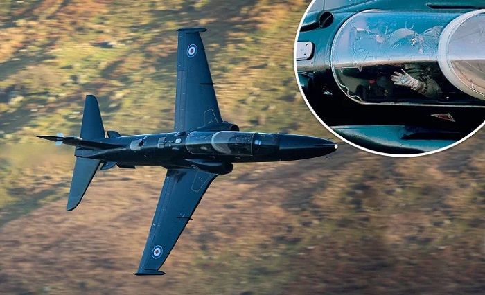 Seorang navigator RAF melesat di dalam jet latih Hawk saat difoto dalam apa yang disebut 'Mach Loop' di Snowdonia.*  