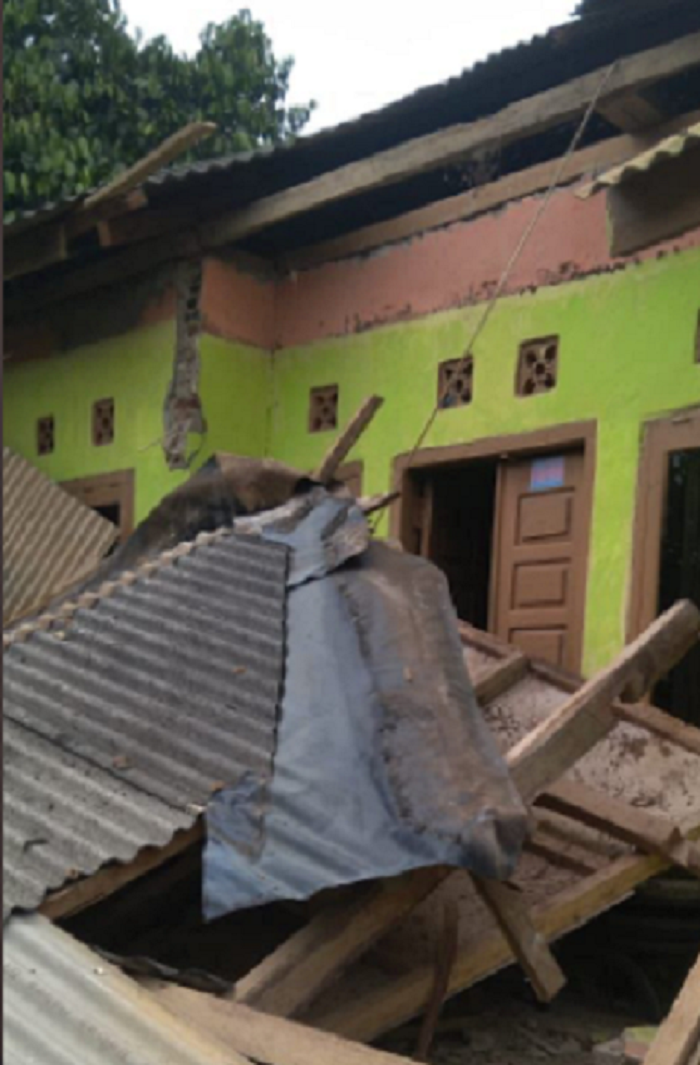 Foto rumah penduduk yang rusak akibat gempa Banten.