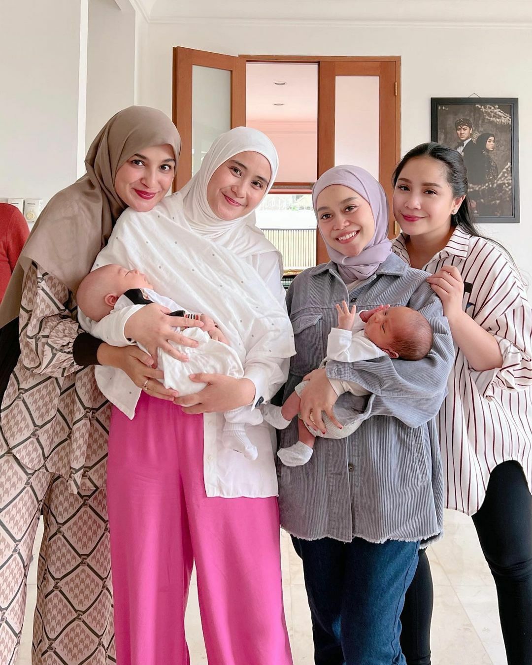 Ryana Dea sambil gendong baby Rayyanza, Ibu dua anak itu berpose bersama Lesti Kejora, Baby L, Nagita dan Shireen Sungkar.