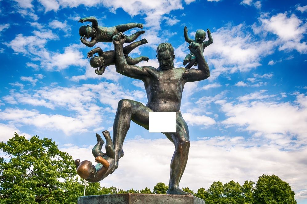 Patung The Baby Fighter – Seorang Pria Telanjang Versus 4 Bayi Telanjang di Oslo Norwegia