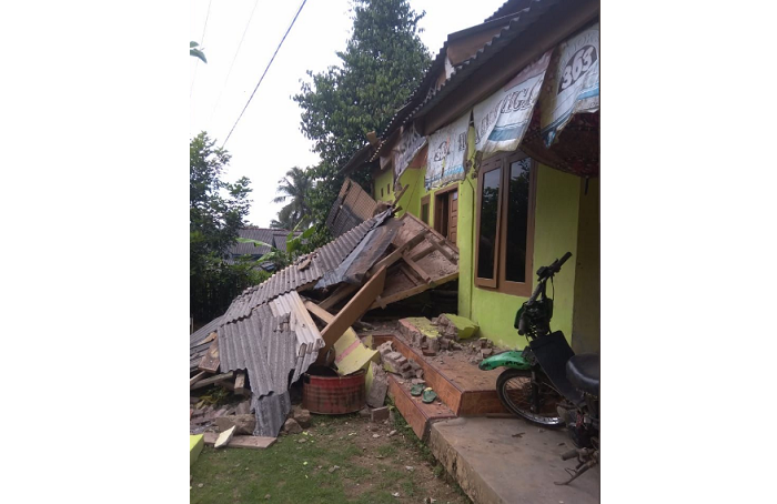 Atap rumah penduduk yang hancur akibat gempa Banten.