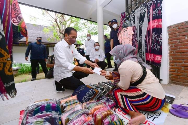 Presiden Joko Widodo mengunjungi salah satu usaha masyarakat di Lombok Tengah, Nusa Tenggara Barat (NTB)