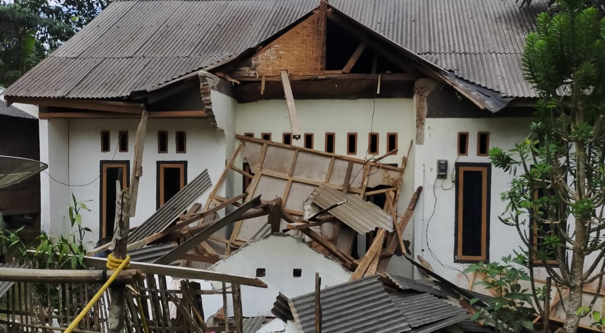 Kerusakan akibat gempa bumi dengan magnitudo 6,7 yang mengguncang Banten. 